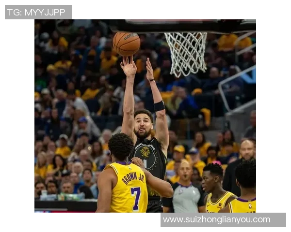 湖人勇士激战19日NBA季后赛精彩对决引发球迷热议